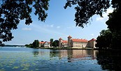 Schloss Rheinsberg - Blick über den Grienericksee, Foto: Leo Seidel, Lizenz: Stiftung Preußische Schlösser und Gärten Berlin-Brandenburg